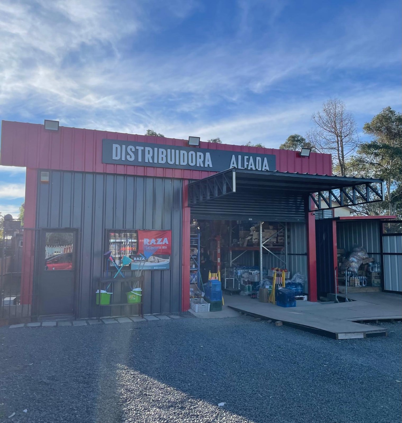Frente de Distribuidora Alfada en Las Toscas, con el depósito abierto